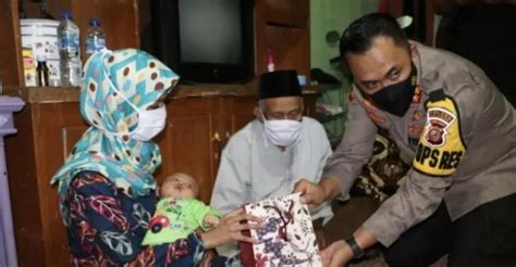 Jokowi Beri Bantuan Keluarga Teroris Di Sukabumi