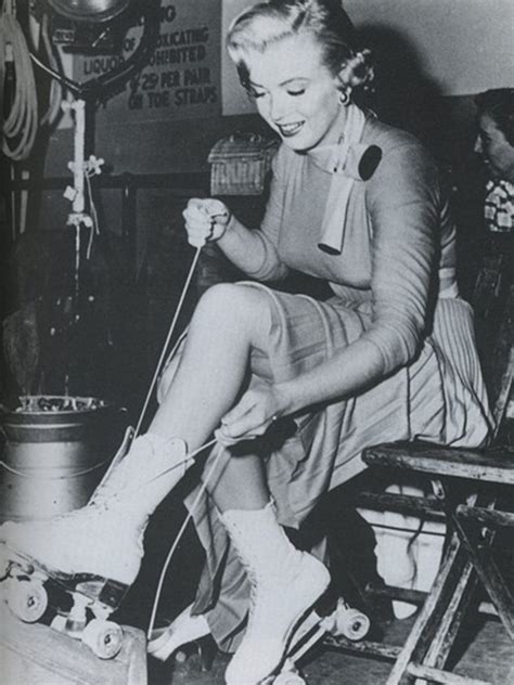 30 Interesting Vintage Photos Of Roller Skating Girls From The Mid 20th