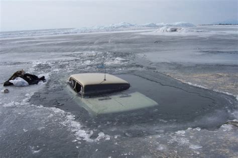 Cars That Stuck On Baikal Lake Ice 25 Photos English