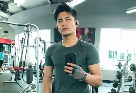 Gaya foto pria keren kekinian. Gaya Foto Keren Pria Duduk - gaya selfie kekinian