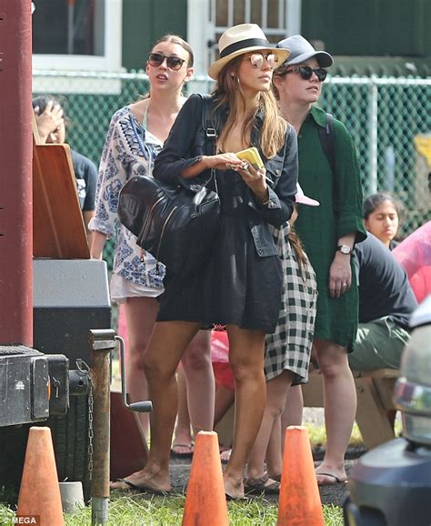 Jessica Alba Flashes Her Toned Legs In A Flirty Lbd As She Enjoys Lunch Date In Hawaii Daily