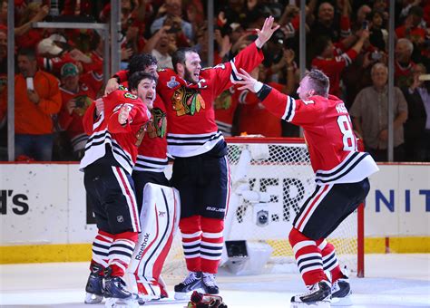 Chicago Blackhawks Take Stanley Cup 2 0 In Historic Win Cbs News