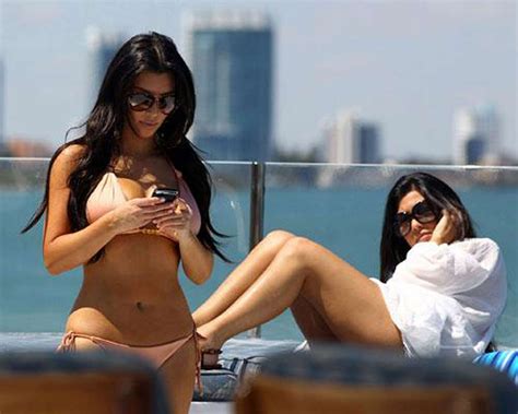 Kim Kardashian Posant Très Sexy En Bikini Sur Un Yacht Et En Jupe Haute