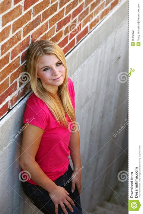 Het Meisje Van De Tiener Op Stappen Stock Foto Image Of Jeugd