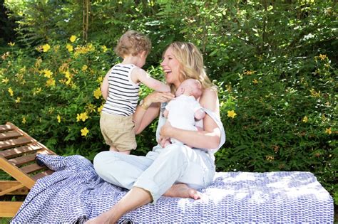 La présentatrice du jt a annoncé son retrait des antennes sur twitter ce lundi. L'interview de la serialmother : Agathe Lecaron ...