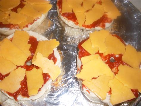 How To Make Pizza Bagels Budget Pizza Bagels Recipe Bagel Pizza Recipe Pizza Bagels Recipes