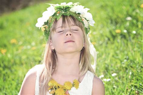 Fotos Gratis Césped Persona Planta Niña Mujer Fotografía Prado