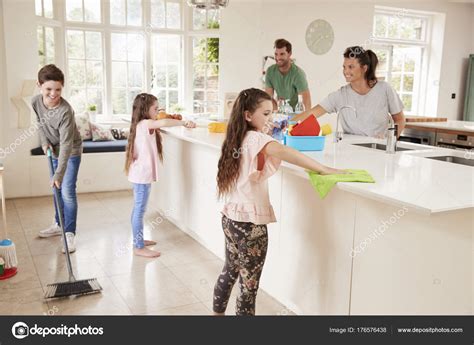 Children Helping Parents With Household Chores — Stock Photo