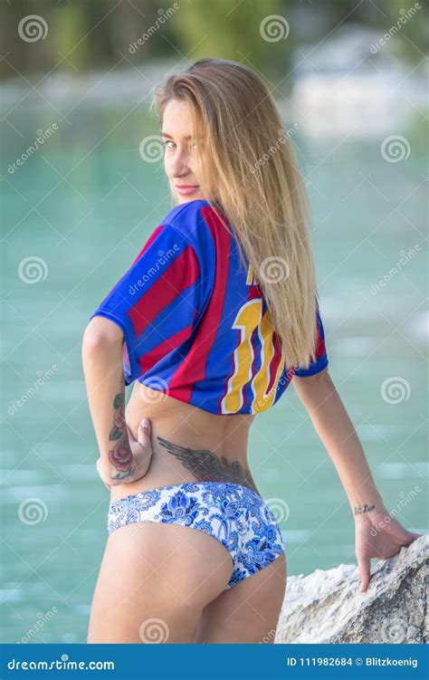 Sexy Frau Im Bikini Und In Barcelona T Shirt Stockfoto Bild Von Meer