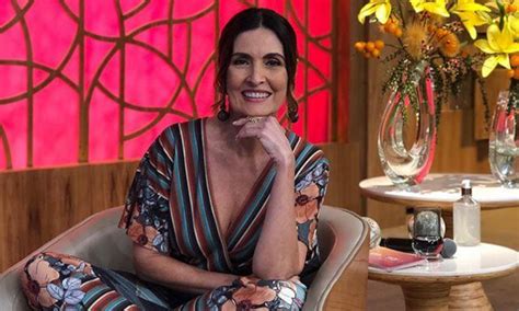 Fanfics / fanfictions de fátima bernardes de todos os gêneros. Fátima Bernardes usa tênis e macacão com mix de estampas ...