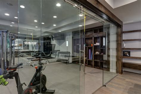 Basement Gym Workout With Glass Walls Clásico Renovado Gimnasio