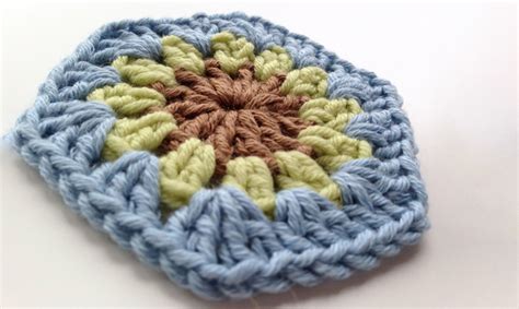 This Crochet Flower Hexie Is Coming Up Roses Crochet Hexagon Granny