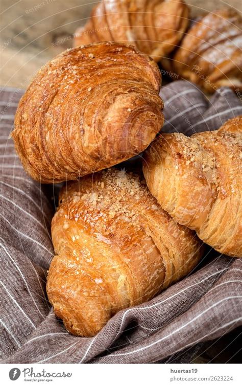 Croissant Mit Mandeln Ein Lizenzfreies Stock Foto Von Photocase