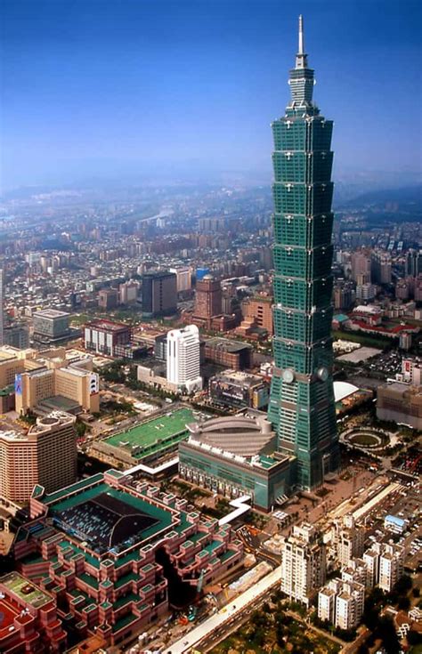 Il taipei 101 è il quinto grattacielo più alto del mondo.situato a taipei, il suo nome viene dal numero dei suoi piani, 101 appunto.progettato dallo studio di architettura c.y.lee & partners sotto la guida dell'architetto chung ping wang, ha una forma a bambù dove 8 moduli uno sopra l'altro s'innalzano da un basamento piramidale. TAIPEI 101 台北101大樓 - 大玩家包車旅遊 Taiwan Chartered tour