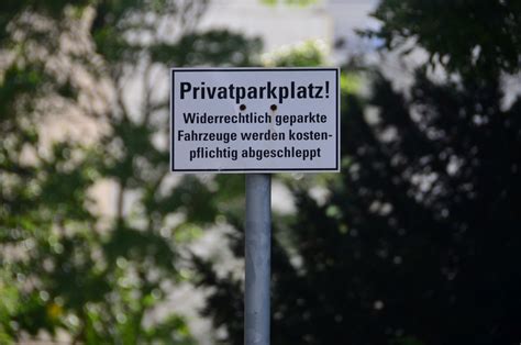 Ein schlichtes schild das zeigt, dass hier parken verboten ist. Bilder Halteverbot und Fotos Verkehrszeichen kostenlos downloaden