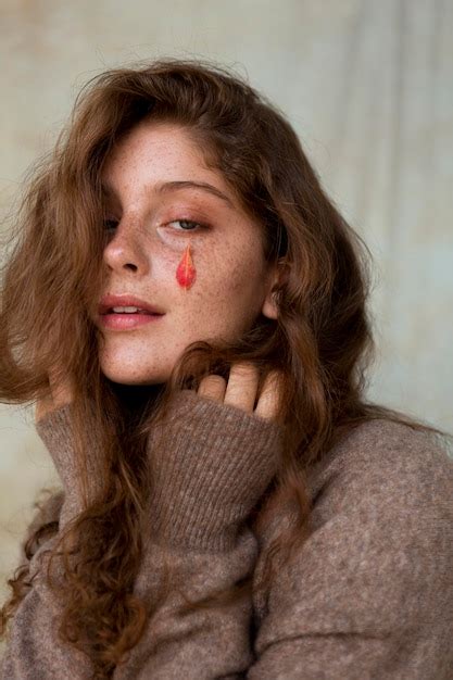 Retrato De Mujer Pecosa Con Hojas En El Rostro Foto Premium