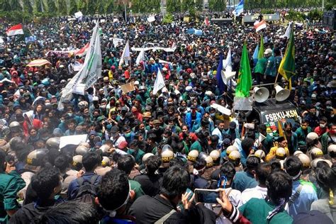 indonesia police arrest hundreds as protests continue over new labour law the straits times