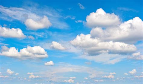 Perfekter Blauer Himmel Mit Weißen Wolken Stockfoto Bild Von Umgebung