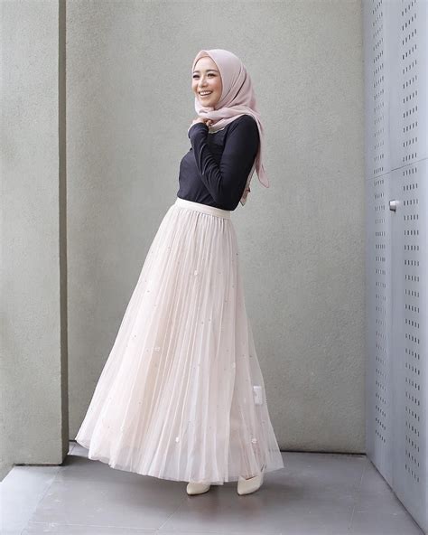 Disini, anda dipersilakan untuk memilih warna hitam ataupun putih. 50+ OOTD Rok Panjang Hijab Wanita Terbaru 2020