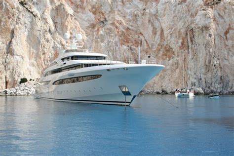 What To Look For When Chartering A Luxury Yacht Cabo Yacht Charters