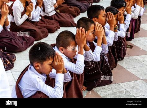 Praying Group Hi Res Stock Photography And Images Alamy