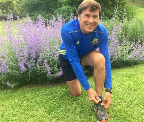 A far la barba si sta bene un giorno, a prender moglie si sta bene un mese, ad ammazzare il maiale si sta bene un anno. Gianni Morandi: "Con figli, nipoti, amici, musica e una ...