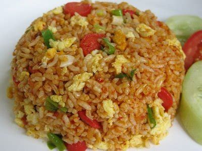 Nasi merupakan makanan pokok masyarakat indonesia hampir setiap hari pasti anda makan menggunakan nasi. Cara membuat nasi goreng enak dan sederhana tapi simple - Resep Masakan dan Kue