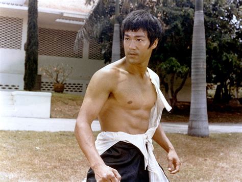 How Tall Is Bruce Lee Real Age Weight Height In Feet Inches