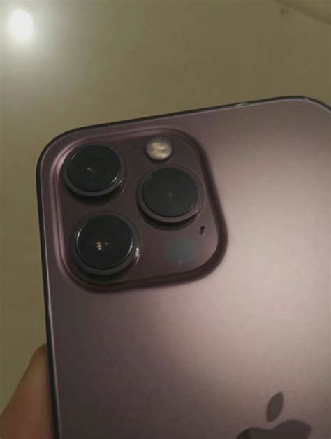 Iphone 13 Pro W Kolorze Rose Gold Pozuje Na Zdjęciach