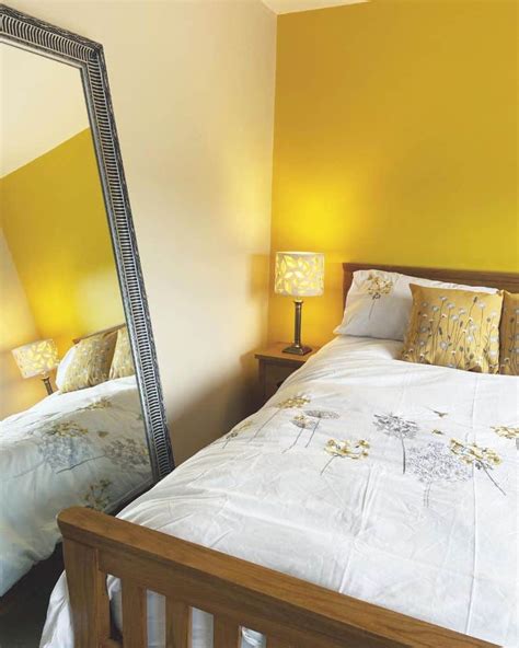 What Color Bedding Goes With Pale Yellow Walls