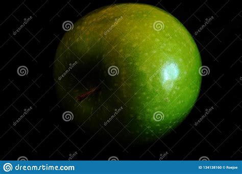 closeup-of-green-granny-smith-apple-on-black-background-stock-photo-image-of-closeup,-dark