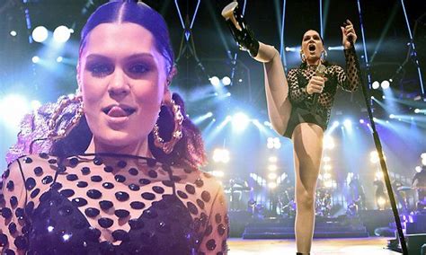 Jessie J Shows Off Serious Flexibility During Itunes Festival Set