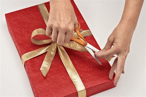 Learn how to wrap a present without tape—all folding, nothing else required! Community Activity - Christmas Gift Wrapping - Lilydale Market Place - Rotary Club of Lilydale