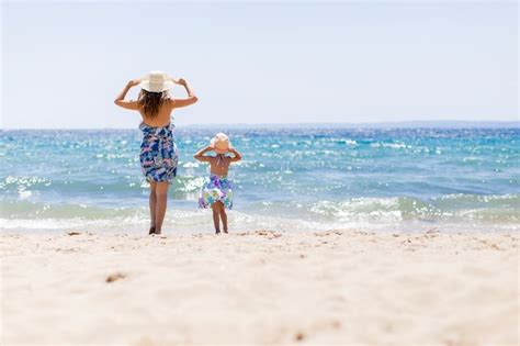 Madre E Hija En La Playa Descargar Fotos Premium