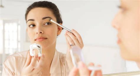 5 Makeup Mistakes That Worsen Your Acne According To A Dermatologist