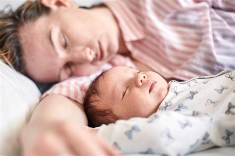 Retrato De Bebé Recién Nacido Y Madre Durmiendo En La Cama Descansando