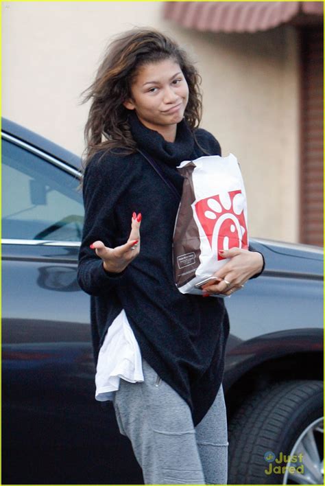 Zendaya Brings More Food To Val Chmerkovskiy And Janel Parrish During