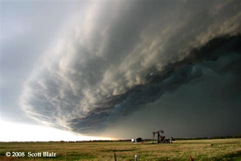 Bow echo with gustnado croatia july 7th 2019. May 6, 2008 - Great Bend, KS Bow Echo