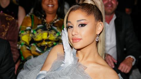 Ariana Grande Shows Off Her Rarely Seen Natural Curls 979 Wrmf