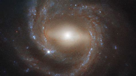 Nasa Esas Hubble Captures Stunning Spiral Barred Twin Of The Milky Way