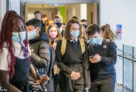 Coronavirus Scotland Pupils Wear Face Masks At School Daily Mail Online