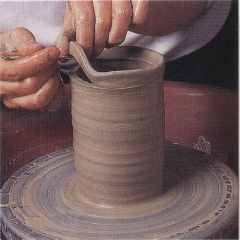 Membuat Kriya Keramik Dengan Teknik Putar