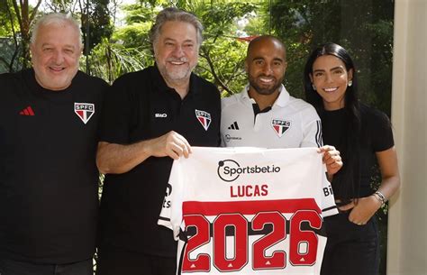 São Paulo anuncia renovação de Lucas Moura por mais três temporadas