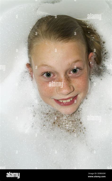 Yong Mädchen In Der Badewanne Stockfotografie Alamy