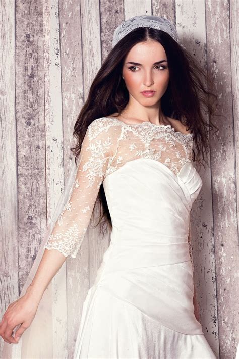 ad_1 wunderschönes tüll bateau ausschnitt ballkleid brautkleid mit spitzen applikationen & beadings & abnehmbare jacke. Silk Veil, Lace Bolero Jacket. www.felicita.de Hochzeit ...