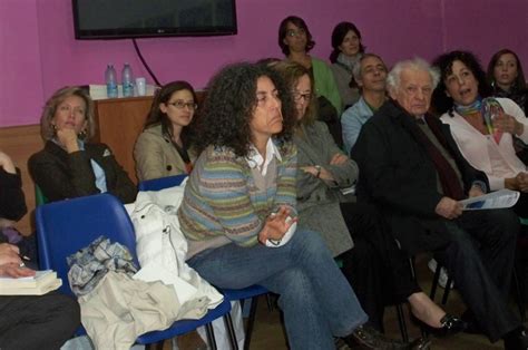 Maria grazia calandrone, una poetessa, drammaturga, giornalista, attivista, artista visiva, insegnante, autrice e conduttrice per rai radio 3 italiana ha alle spalle una storia difficile che emerge dal suo ultimo romanzo, pubblicato nel 2021: Conchiglie: Yves Bonnefoy a Nisida