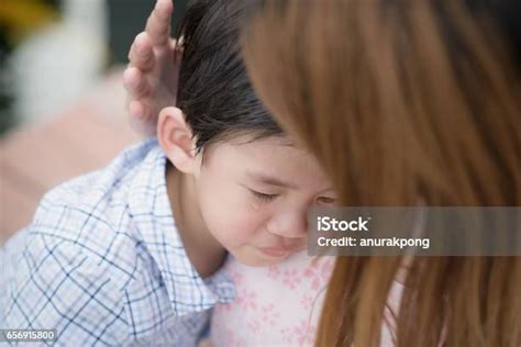 La Madre Abrazando Y Consolando A Su Hijo Foto De Stock Y Más Banco De