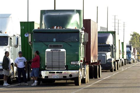 Truckers At Los Angeles Port Vote To Unionize Wsj
