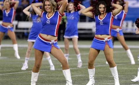 20 of the most hilariously shocking cheerleader wardrobe malfunctions nfl cheerleaders otosection