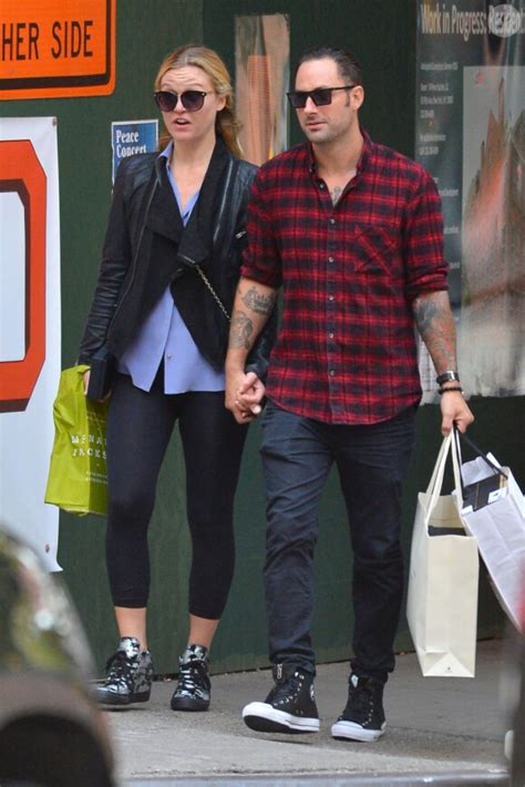 Photo Exclusif Julia Stiles Et Son Compagnon Preston J Cook Se Promènent Main Dans La Main